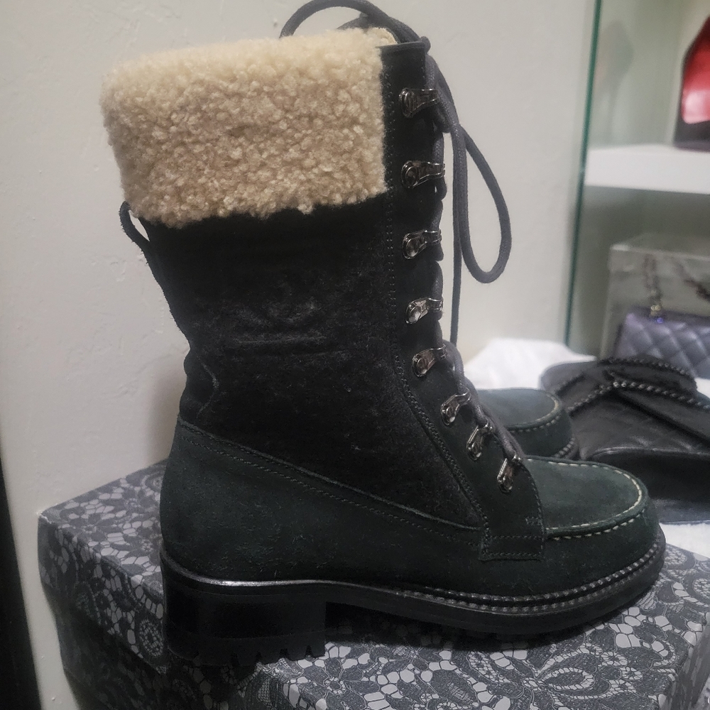 🚫SOLD🚫 CHANEL BLACK/BROWN SUEDE SHEARLING-LINED BOOTS 08A 37